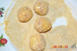 Bolitas de papas y bacon, pasarlas por pan rallado