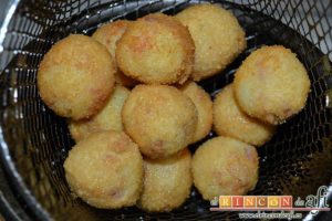 Bolitas de papas y bacon, freírlas en aceite de oliva