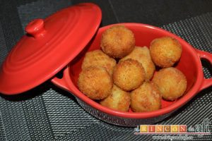 Bolitas de papas y bacon, sugerencia de presentación
