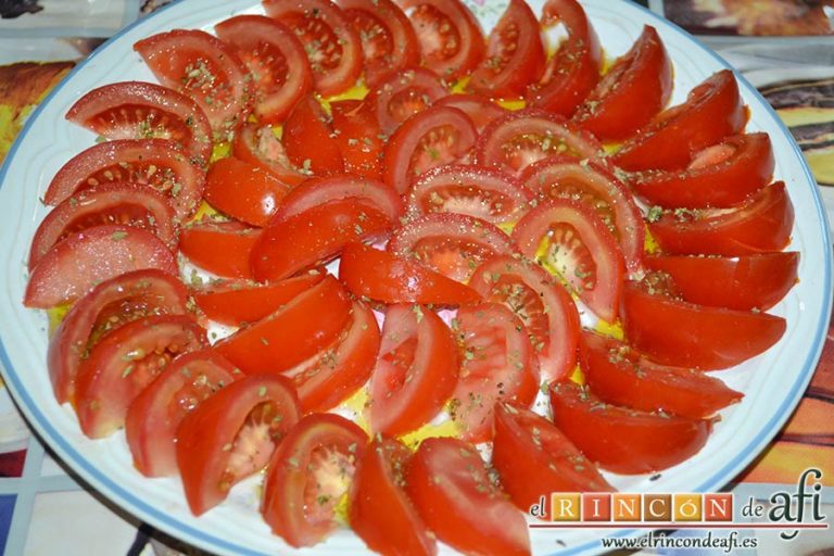 Croquetas de bonito, ensalada de tomate para acompañar