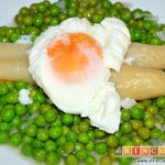 Espárragos con guisantes y huevo poché