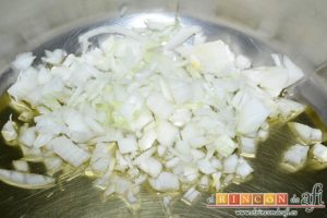 Espárragos con guisantes y huevo poché, trocear la cebolleta y pocharla