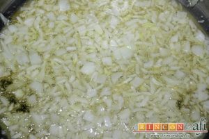 Espárragos con guisantes y huevo poché, vigilar que quede transparente