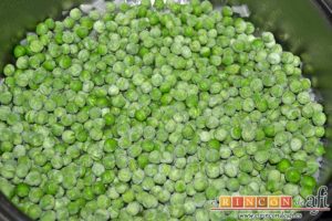 Espárragos con guisantes y huevo poché, añadir los gigantes