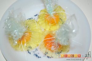 Espárragos con guisantes y huevo poché, meter los huevos en film para pocharlos