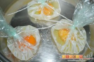 Espárragos con guisantes y huevo poché, meterlos en agua caliente unos minutos