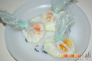 Espárragos con guisantes y huevo poché, reservarlos en un plato
