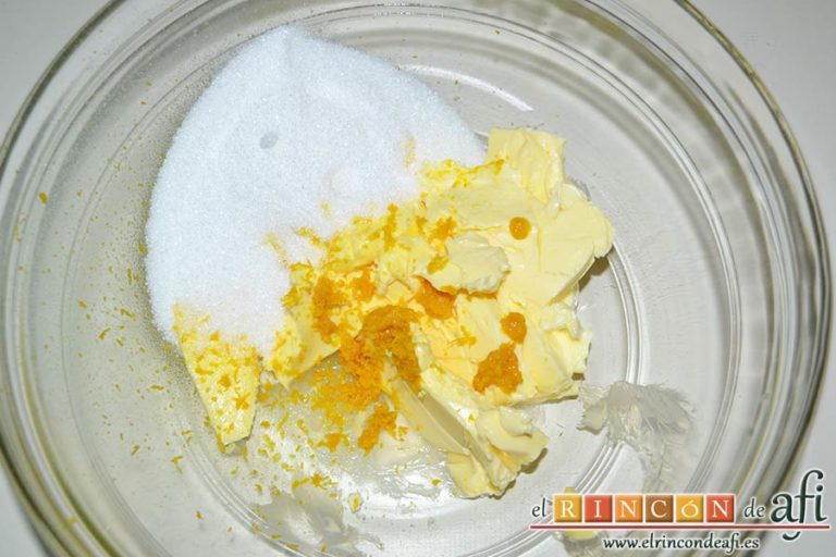 Lenguas de gato de naranja, poner en un bol la mantequilla con el azúcar y la ralladura de naranja