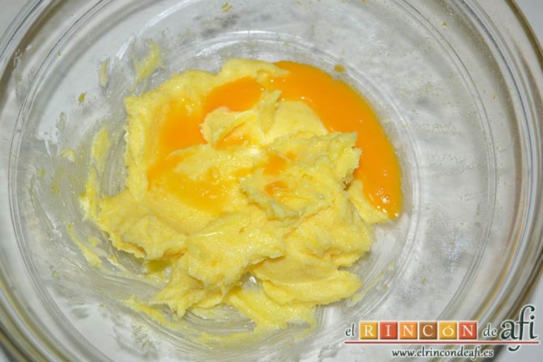 Lenguas de gato de naranja, añadir la yema de huevo