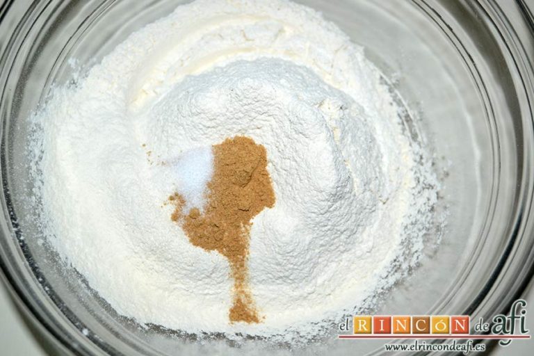 Lenguas de gato de naranja, en otro bol echar la harina tamizada con el jengibre en polvo y la sal