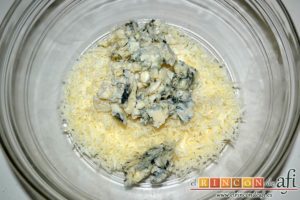 Paté de quesos, rallar el parmesano y ponerlo en un bol con el queso azul