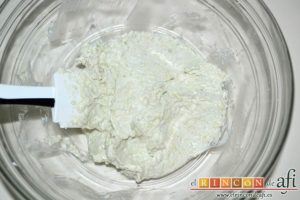 Paté de quesos, mezclar todo bien primero con cuchara y luego con lengua