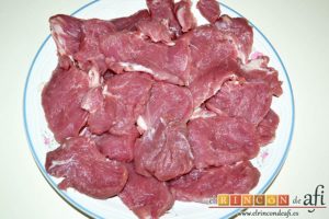 Solomillo de cerdo con salsa de paté, limpiar de grasa los solomillos y cortarlos en medallones