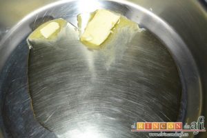 Solomillo de cerdo con salsa de paté, echar la mantequilla en la cacerola con el aceite y derretir