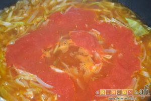 Sopa de col y tomate, añadir el tomate triturado