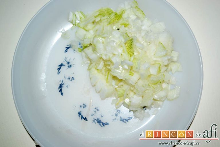 Albóndigas de verduras, picar la cebolleta en cuadraditos
