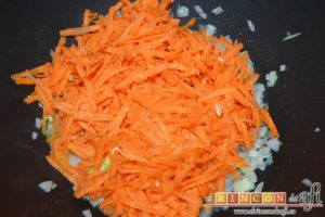 Albóndigas de verduras, añadir las zanahorias ralladas