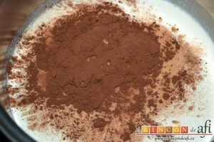 Pastel de chocolate japonés, poner en un caldero la leche, la nata, la leche condensada, el azúcar y el cacao en polvo
