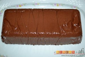 Pastel de chocolate japonés, desmoldar con cuidado