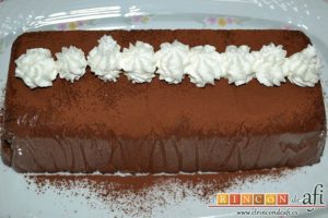 Pastel de chocolate japonés, decorar con nata montada