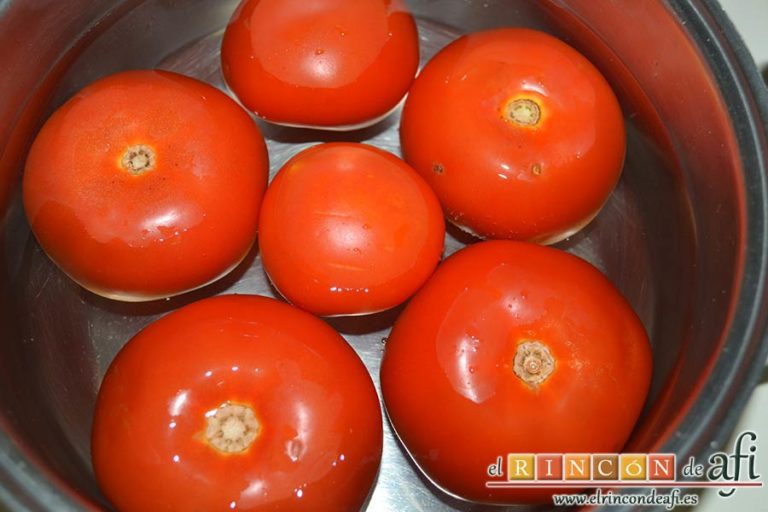 Pimentada, escaldar los tomates