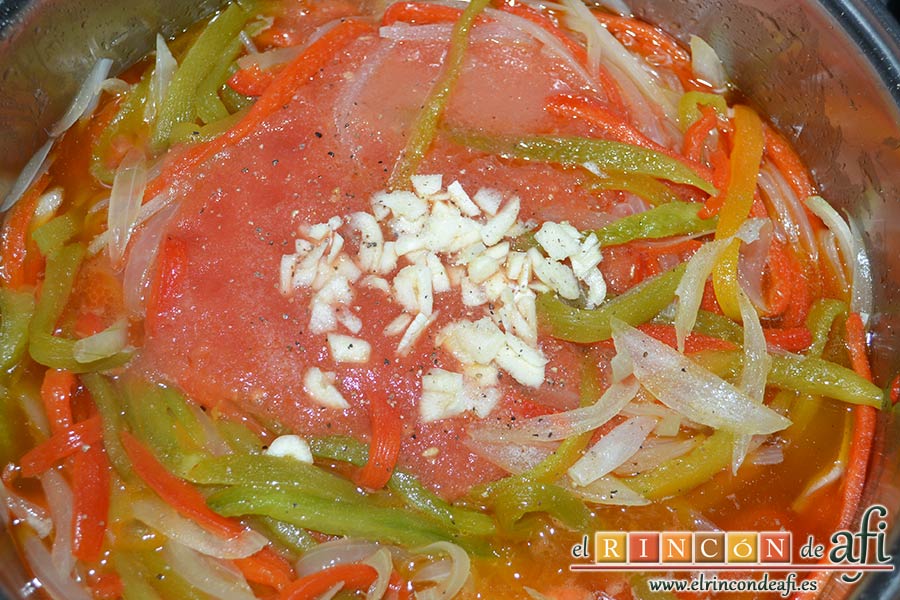 Pimentada, añadir al caldero el tomate triturado, los ajos y salpimentamos