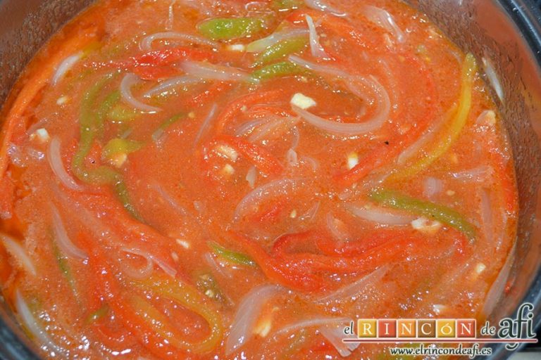 Pimentada, añadir al caldero el tomate triturado, remover bien