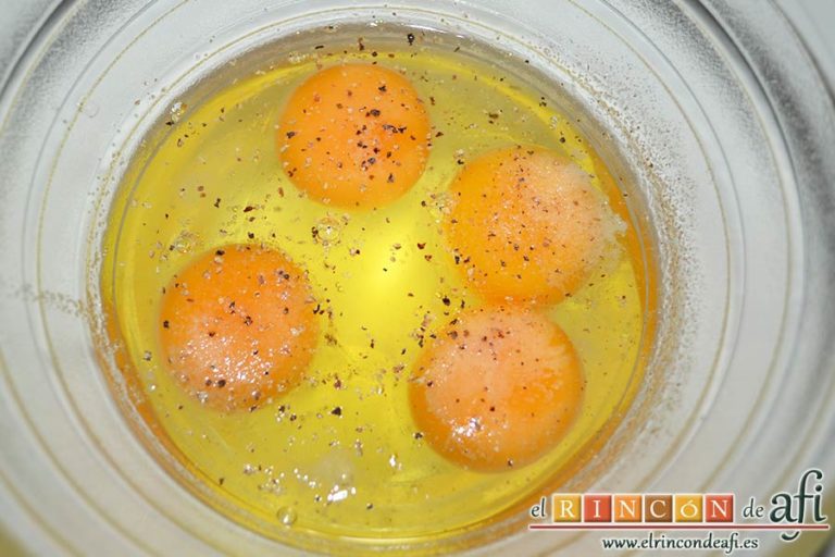 Pimentada, poner los huevos en un bol con sal y pimienta al gusto