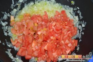 Acquacotta, añadir el tomate troceado y pelado