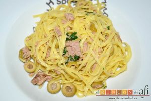 Espaguetis con atún y aceitunas, sugerencia de presentación