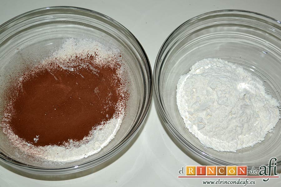 Galletas crujientes de mantequilla, añadir cacao en polvo a una de las harinas tamizadas