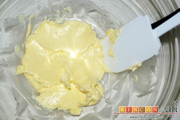 Galletas crujientes de mantequilla, poner en un bol la mitad de la mantequilla y batir hasta que quede en pomada