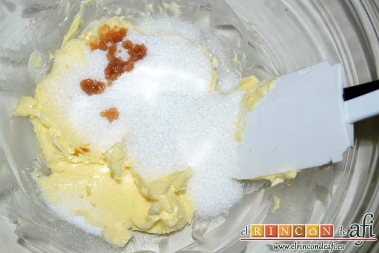 Galletas crujientes de mantequilla, añadir la mitad del azúcar, una pizca de sal y unas gotas de esencia de vainilla