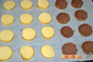 Galletas crujientes de mantequilla, cortar rodajas de ambos cilindros y disponerlas por la bandeja del horno