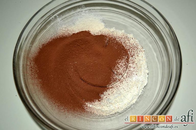 Galletas de chocolate y mantequilla, poner en un bol la harina y el cacao tamizados con un poco de sal
