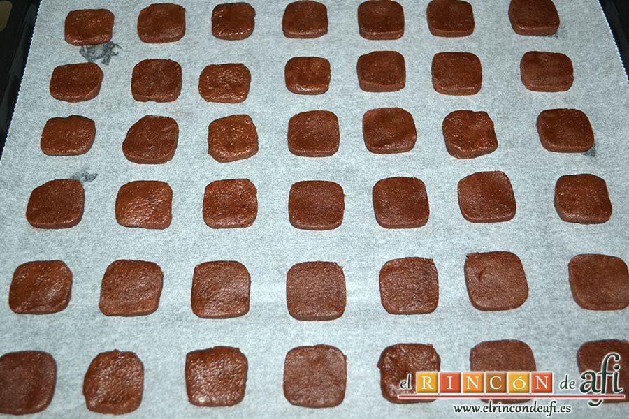 Galletas de chocolate y mantequilla, pasada una hora sacar de la nevera, hacer porciones y disponerlas en una bandeja sobre papel de horno