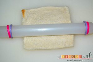 Mozzarella en carroza, aplanar el pan de molde con un rodillo