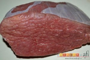 Vitello tonnato o redondo de ternera con mayonesa de atún, preparar la carne