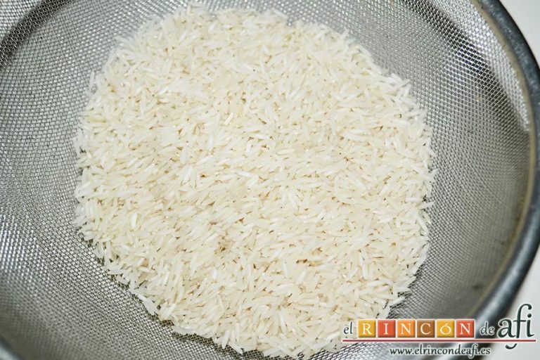 Arroz basmati cocido, echar el arroz en un colador