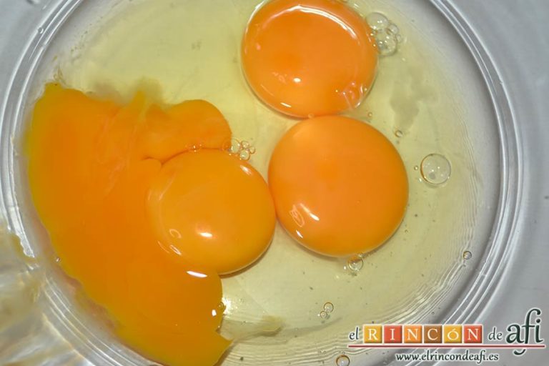 Crema de naranja en tulipa casera, poner en un bol los huevos enteros y las dos yemas