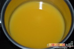 Crema de naranja en tulipa casera, poner en un cazo el zumo de naranja