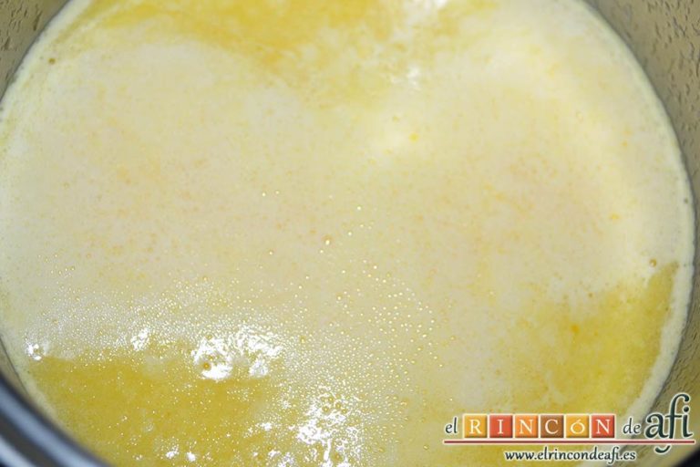 Crema de naranja en tulipa casera, añadirlo al cazo con el zumo de naranja y la mantequilla