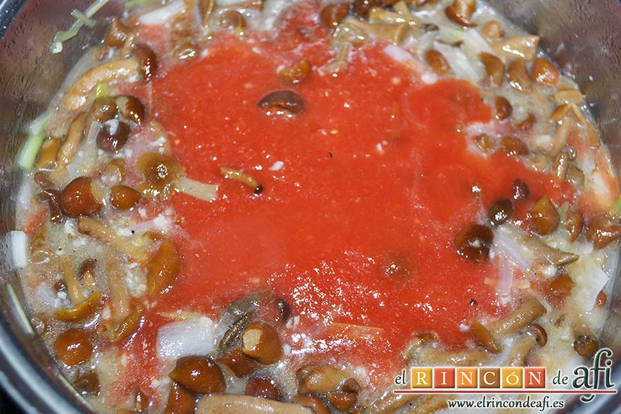 Entrecots a la pizzaiola con setas, pimientos y cebolla, añadir el tomate triturado