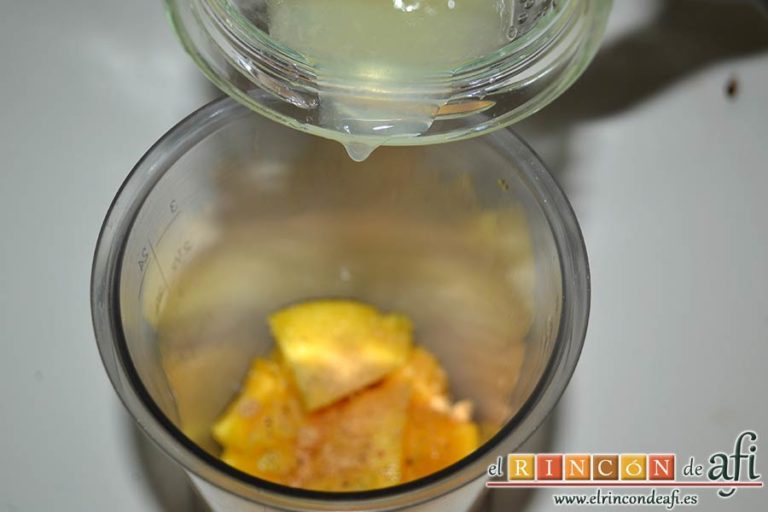 Gambones con mahonesa de manga, añadir el zumo de medio limón