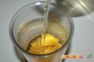 Gambones con mahonesa de manga, añadir el aceite de girasol