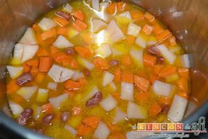 Potaje de verduras con alubias rojas y conchas, cocer hasta que esté todo tierno