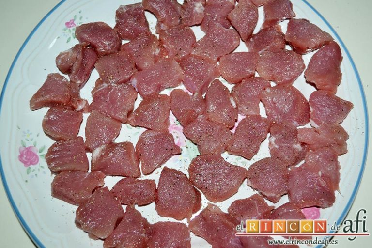 Tacos de solomillo de cerdo con salsa de champiñones Portobello, trocear y salpimentar