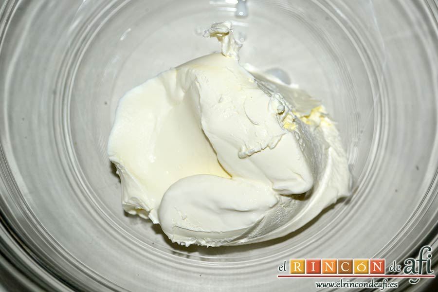 Tarta de queso mascarpone con mermelada de fresas casera, poner en un bol el queso mascarpone