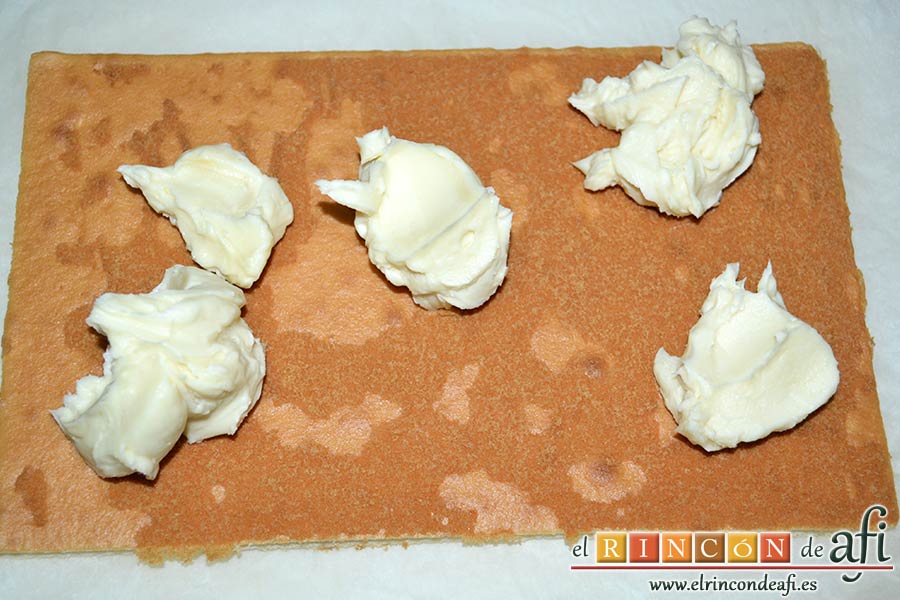 Tarta de queso mascarpone con mermelada de fresas casera, poner la mitad de la crema sobre una de las capas de bizcocho