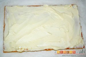 Tarta de queso mascarpone con mermelada de fresas casera, extenderla con espátula